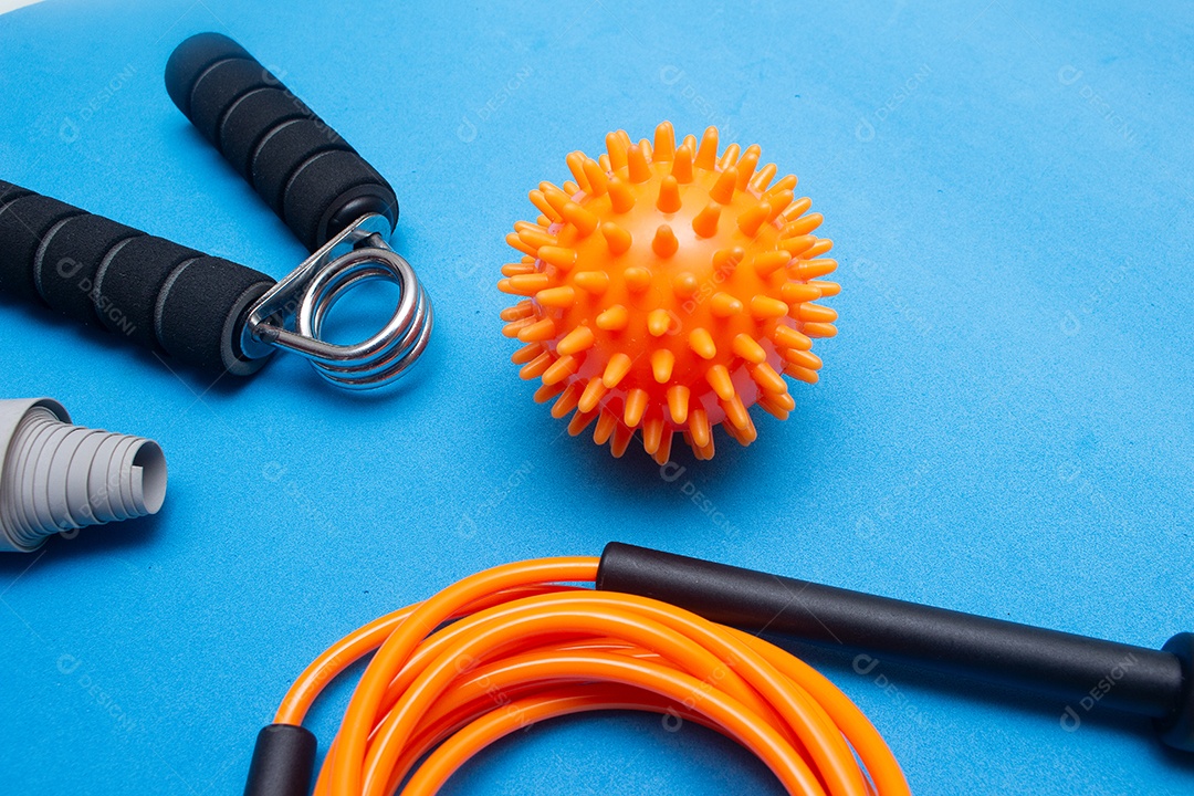 Vários equipamentos de ginástica e pilates sobre o fundo azul