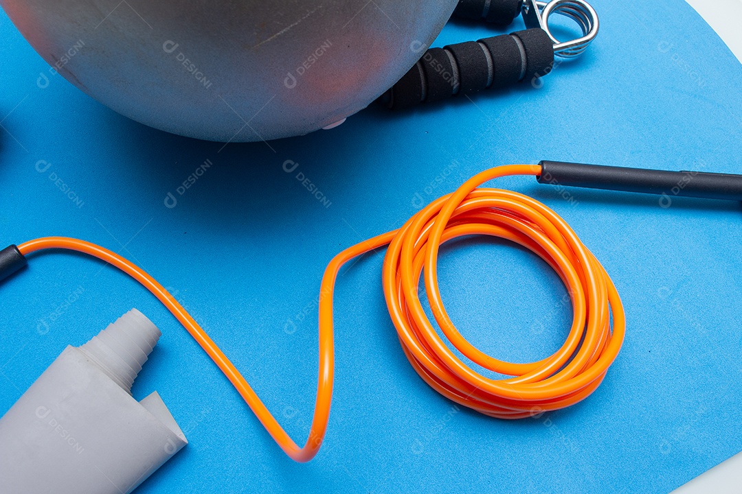 Vários equipamentos de ginástica e pilates sobre o fundo azul