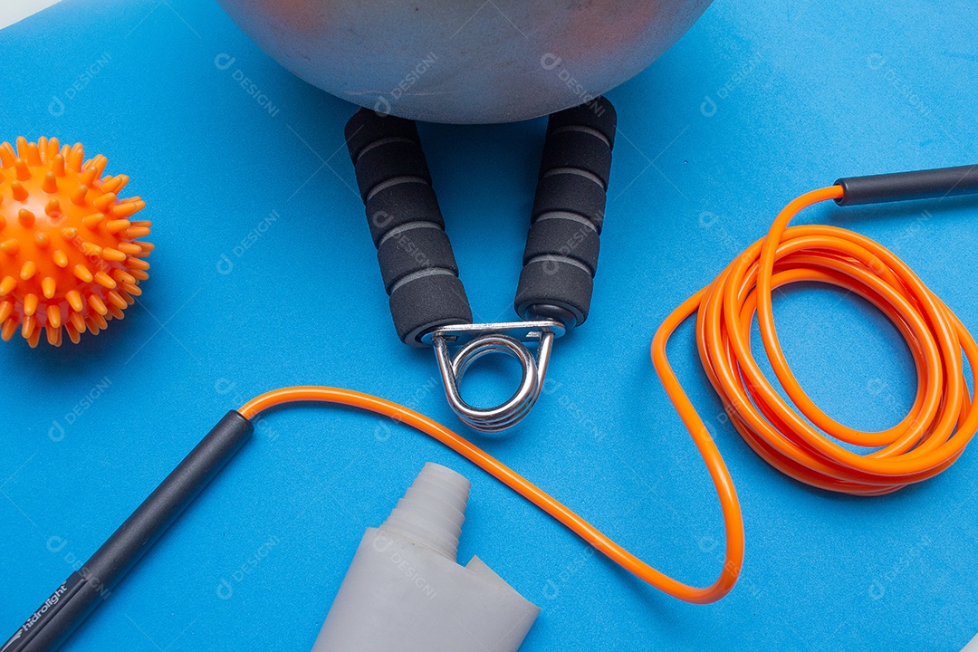 Vários equipamentos de ginástica e pilates sobre o fundo azul