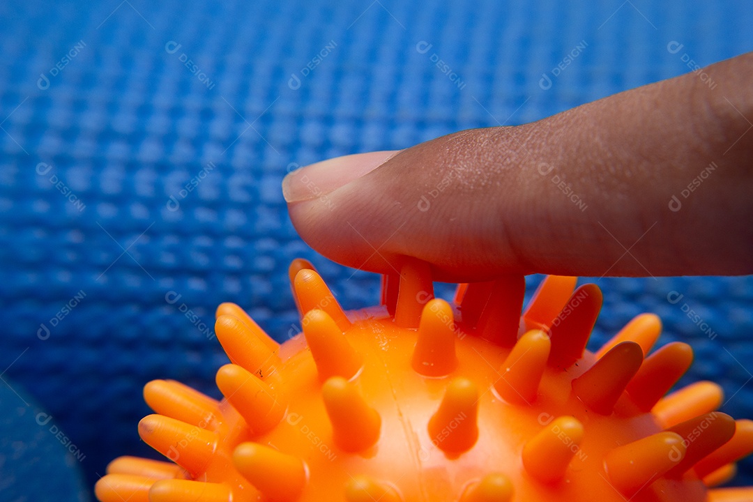 Dedo no topo da mini bola de pilates