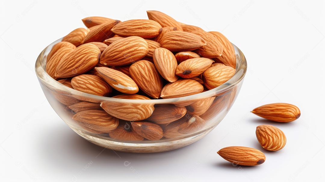 Amêndoa em tigela isolada no fundo branco