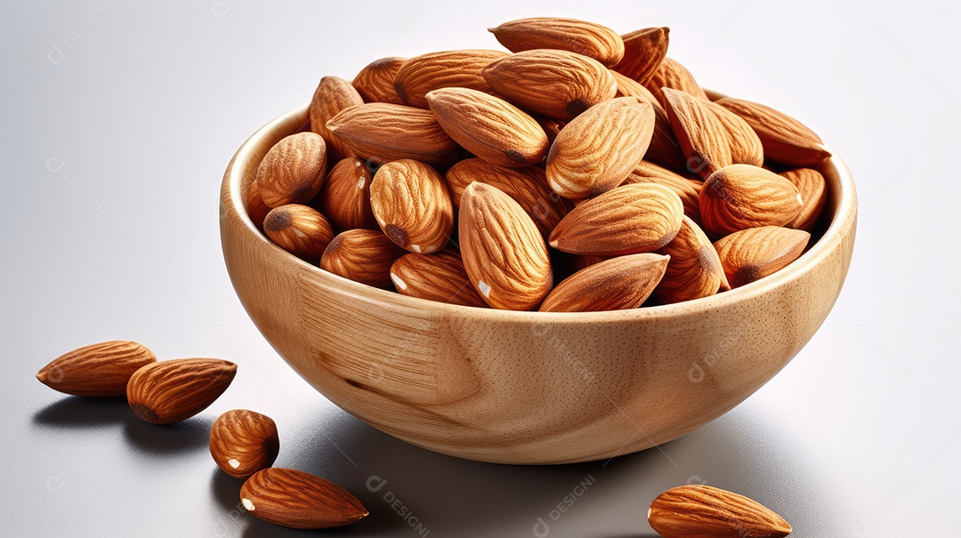 Amêndoa em tigela isolada no fundo branco