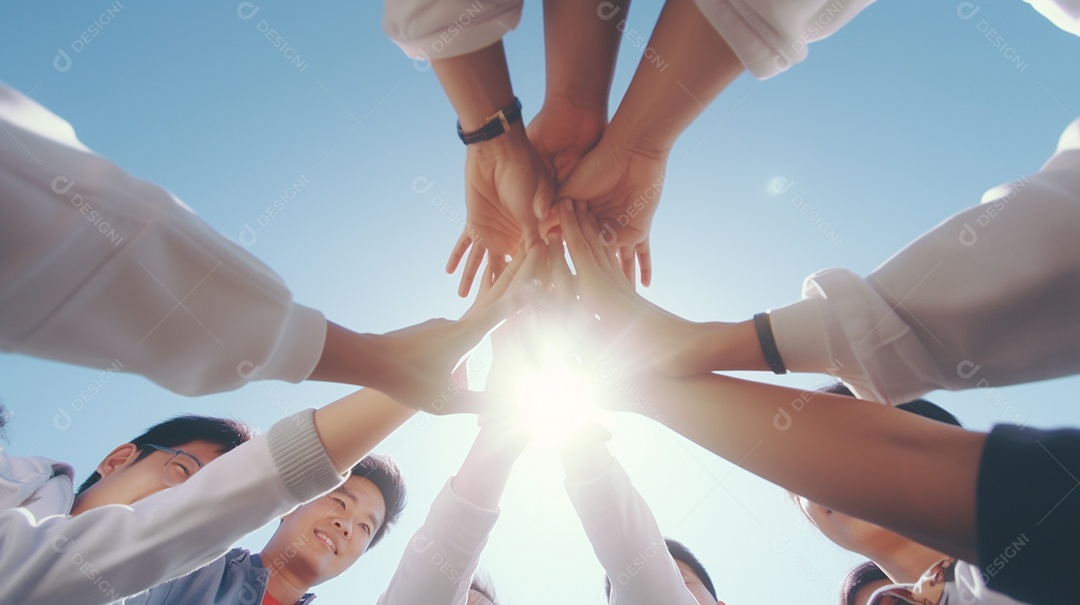 Vista de ângulo baixo de um grupo de pessoas de mãos dadas em pé contra o céu claro IA generativa