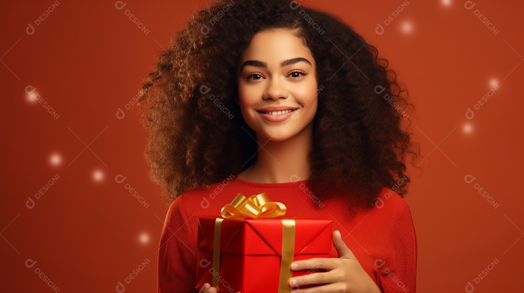 Jovem feliz sorridente com cabelos cacheados segurando uma caixa de presente em fundo vermelho IA generativa