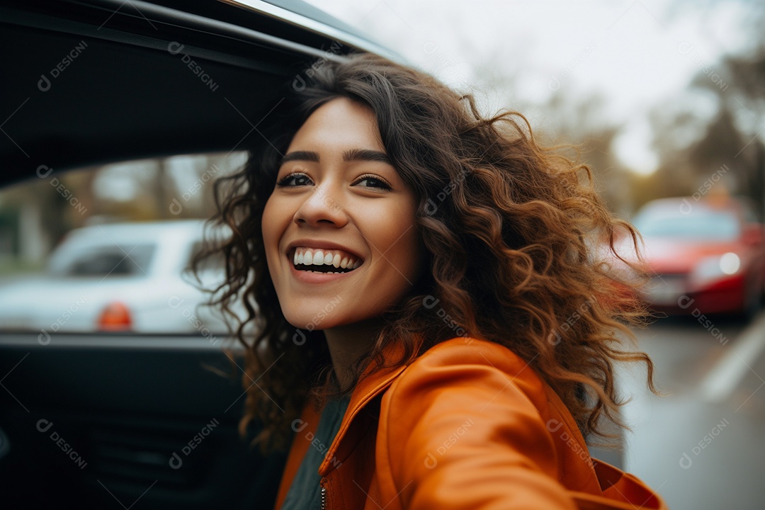 Retrato detalhado de uma jovem alegre com cabelos ventosos sentada em um carro IA generativa