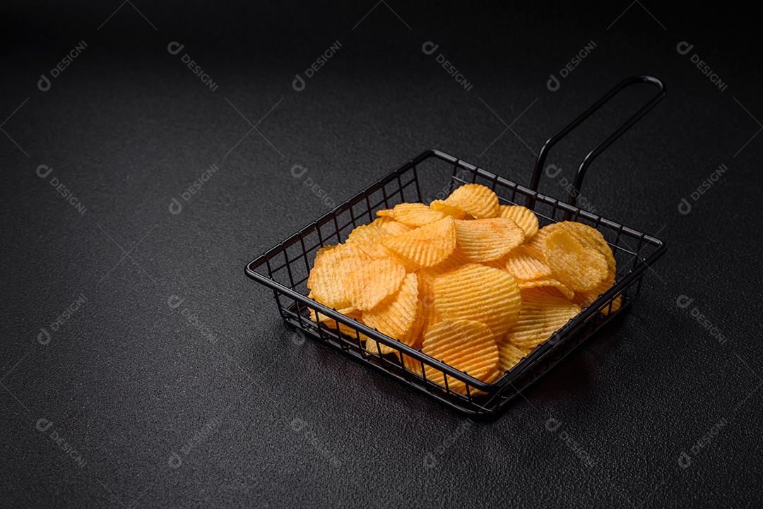 Deliciosa coxa ou quarto de frango grelhado com sal e especiarias em fundo escuro de concreto