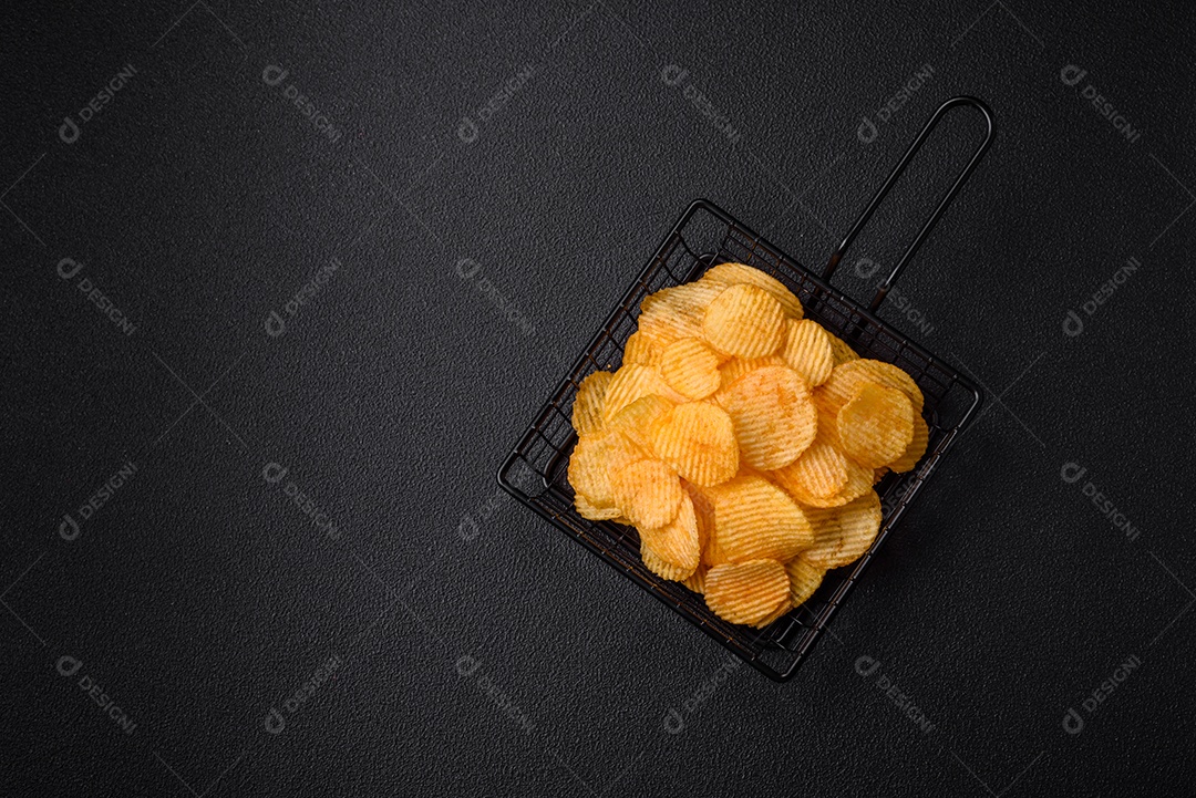 Batatas fritas crocantes com sal, especiarias e ervas