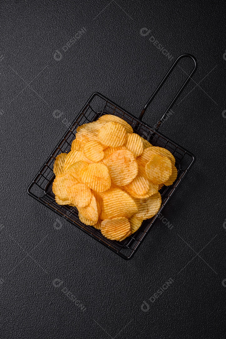 Batatas fritas crocantes com sal, especiarias e ervas