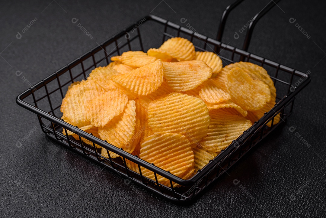 Batatas fritas crocantes com sal, especiarias e ervas