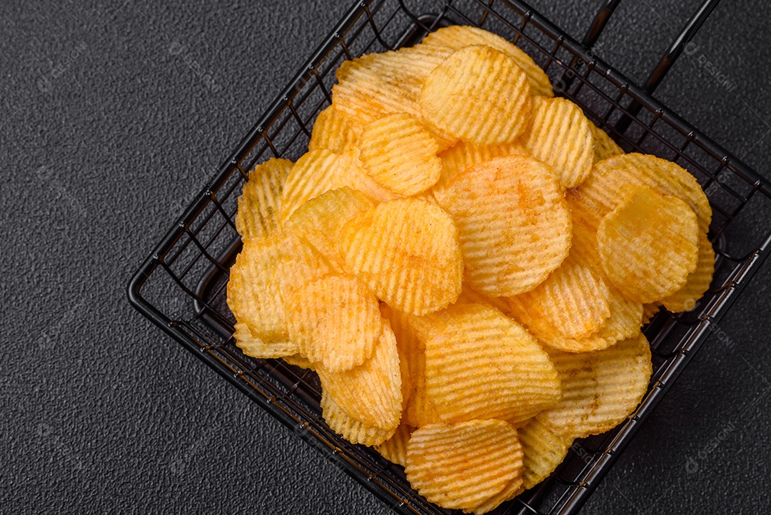 Batatas fritas crocantes com sal, especiarias e ervas