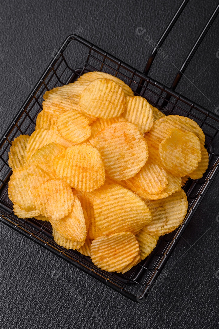 Batatas fritas crocantes com sal, especiarias e ervas
