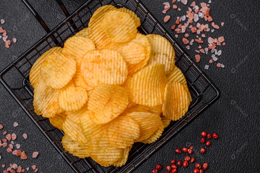 Batatas fritas crocantes com sal, especiarias e ervas