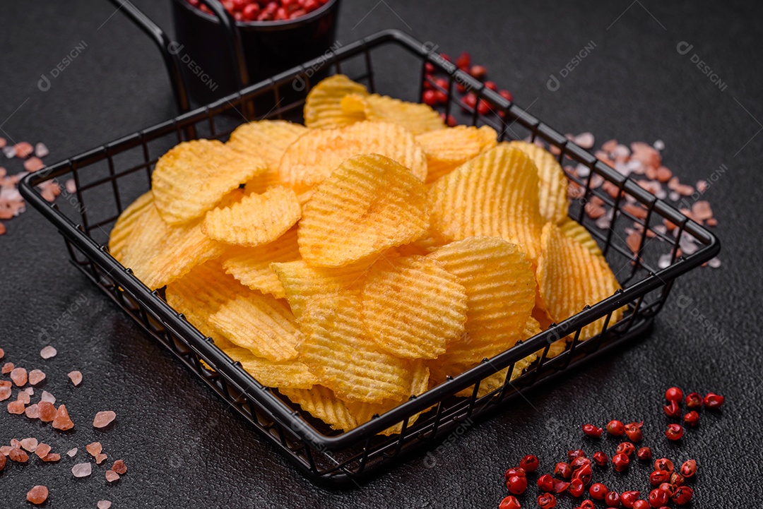 Batatas fritas crocantes com sal, especiarias e ervas