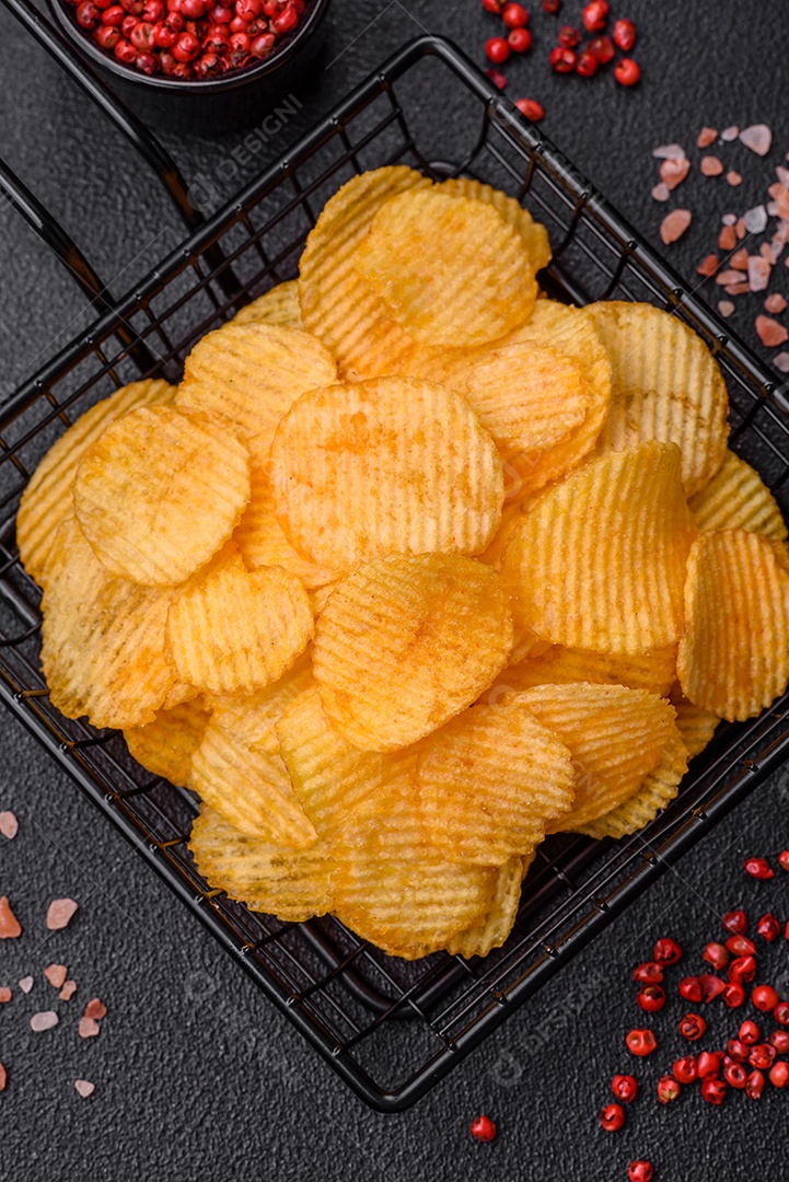 Batatas fritas crocantes com sal, especiarias e ervas