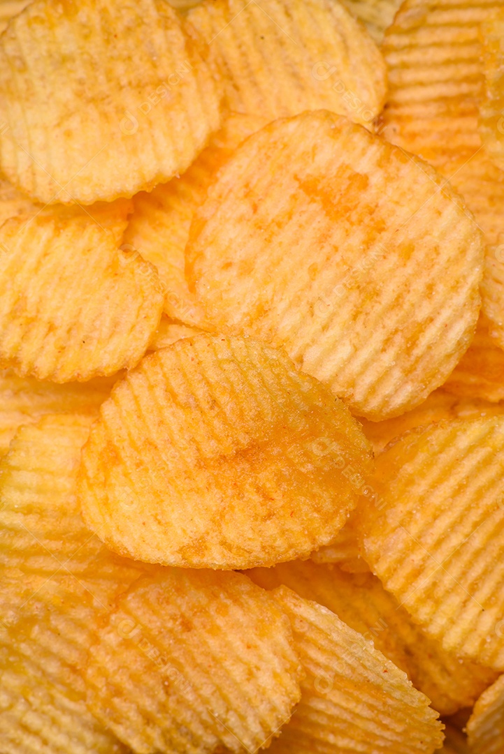 Batatas fritas crocantes com sal, especiarias e ervas