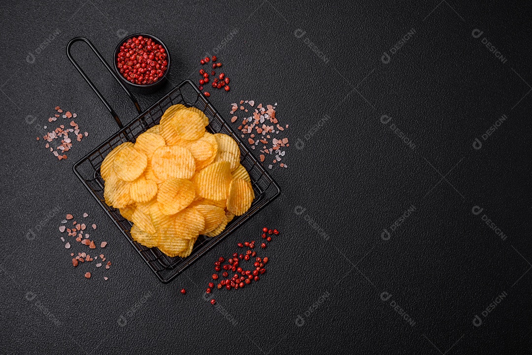 Batatas fritas crocantes com sal, especiarias e ervas