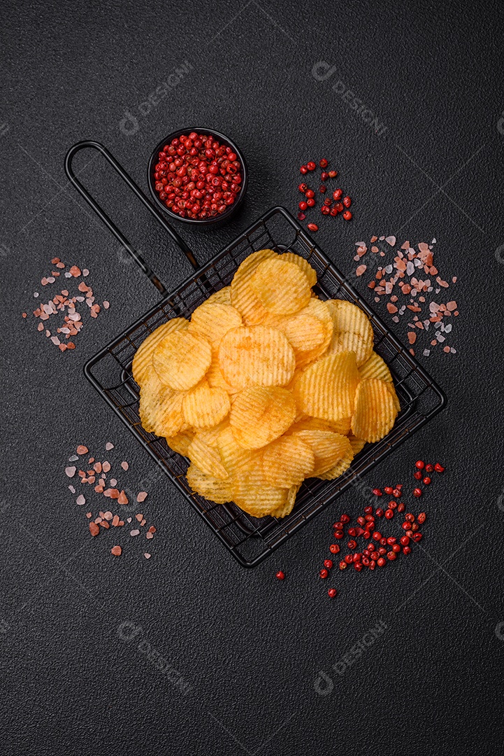 Batatas fritas crocantes com sal, especiarias e ervas
