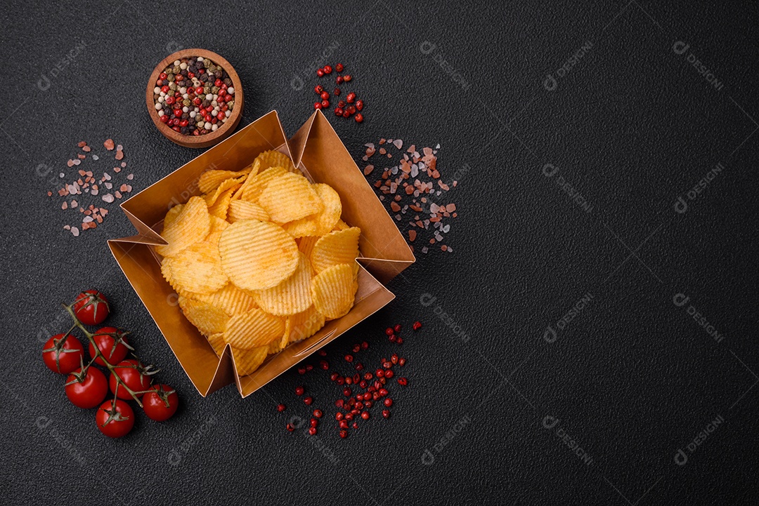 Batatas fritas crocantes com sal, especiarias e ervas