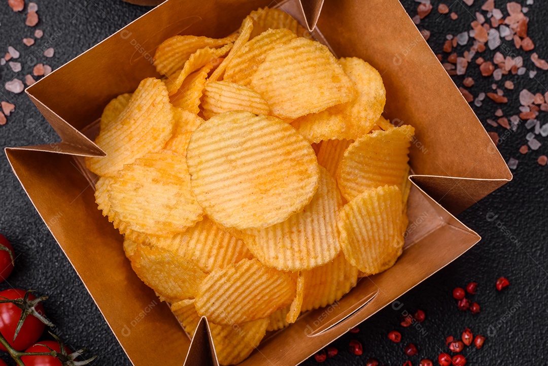 Batatas fritas crocantes com sal, especiarias e ervas