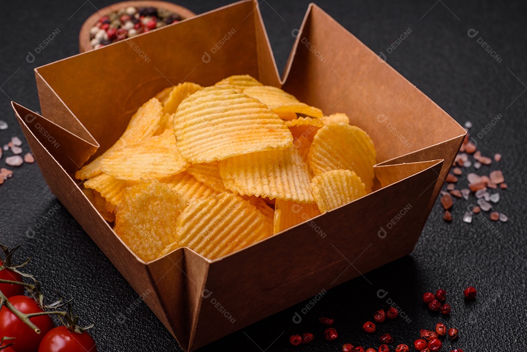 Batatas fritas crocantes com sal, especiarias e ervas