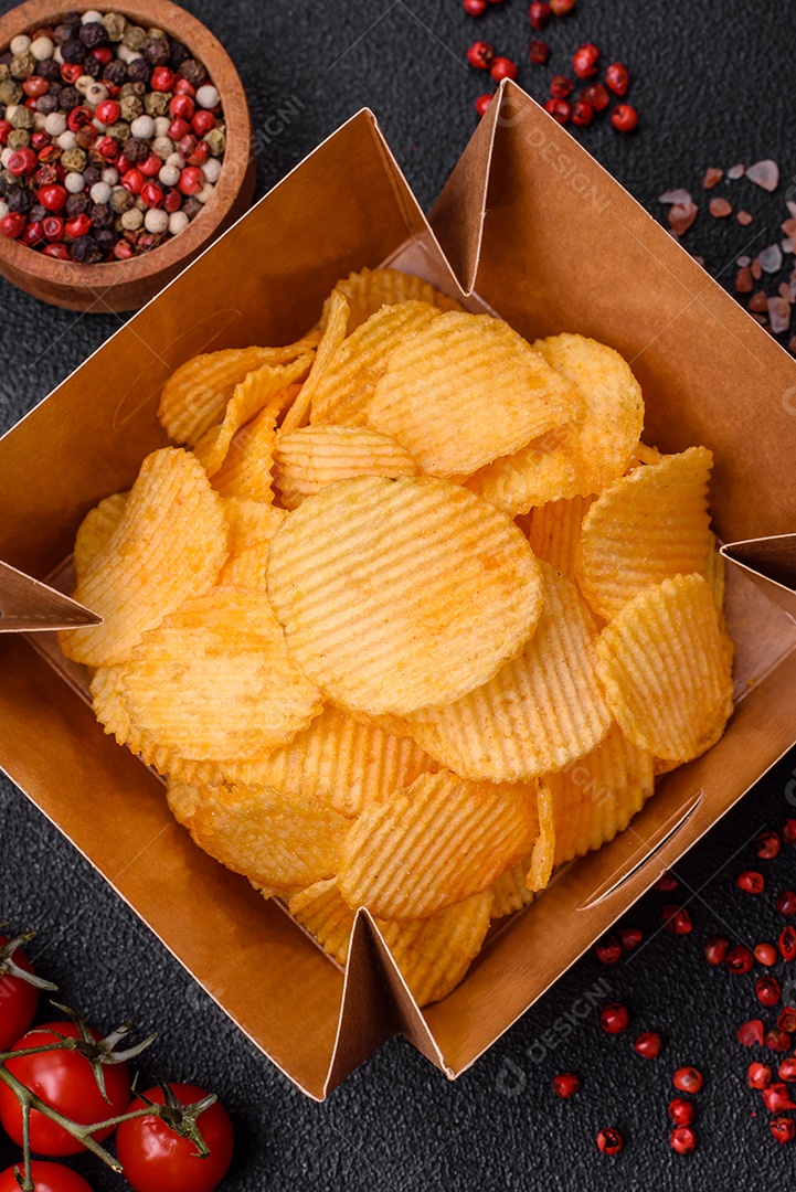 Batatas fritas crocantes com sal, especiarias e ervas