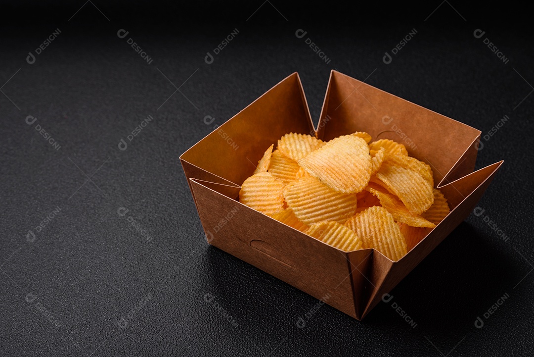 Batatas fritas crocantes com sal, especiarias e ervas