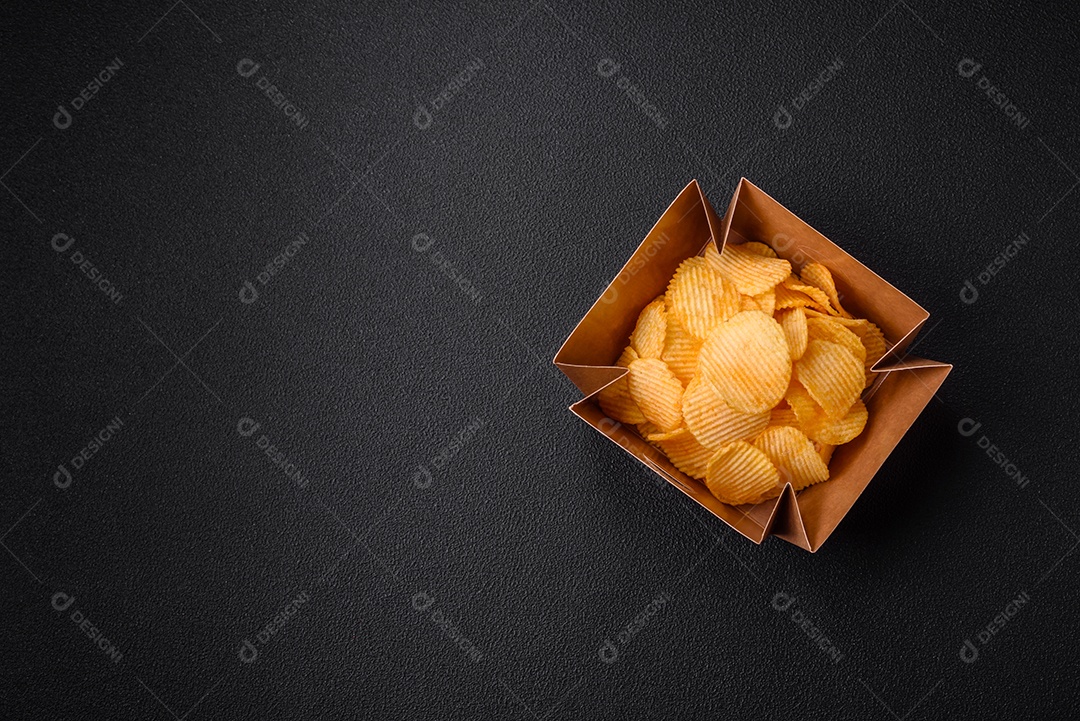 Batatas fritas crocantes com sal, especiarias e ervas