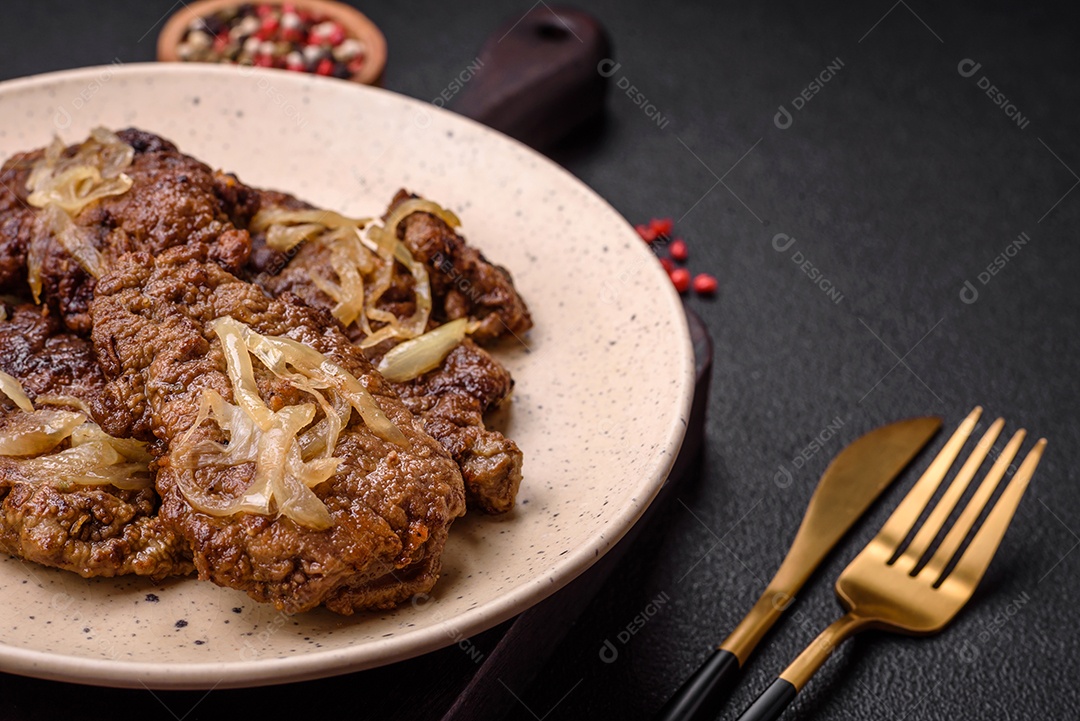 Delicioso frango frito ou fígado bovino com sal, especiarias e ervas em um prato de cerâmica