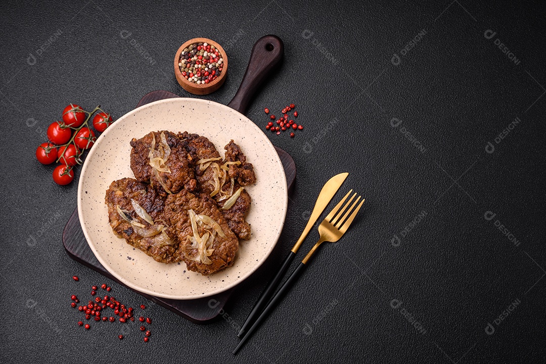 Delicioso frango frito ou fígado bovino com sal, especiarias e ervas em um prato de cerâmica