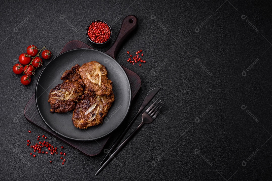 Delicioso frango frito ou fígado bovino com sal, especiarias e ervas em um prato de cerâmica