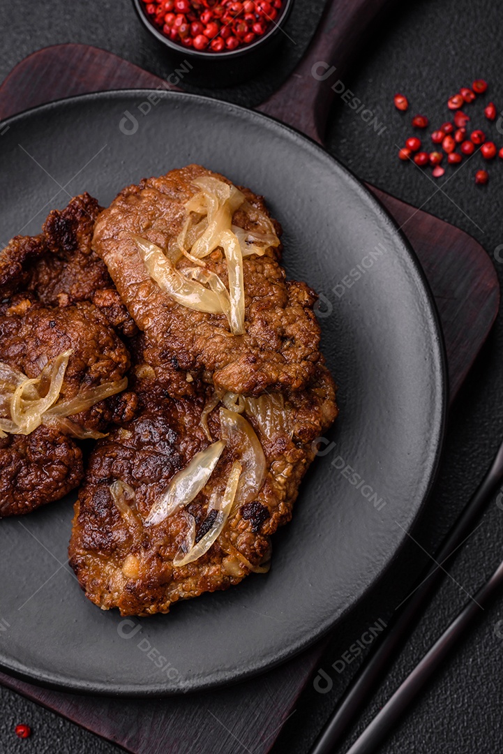 Delicioso frango frito ou fígado bovino com sal, especiarias e ervas em um prato de cerâmica