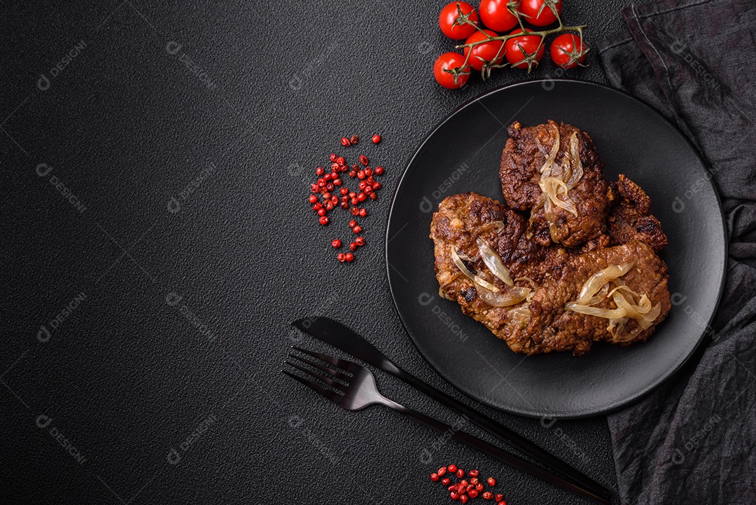 Delicioso frango frito ou fígado bovino com sal, especiarias e ervas em um prato de cerâmica