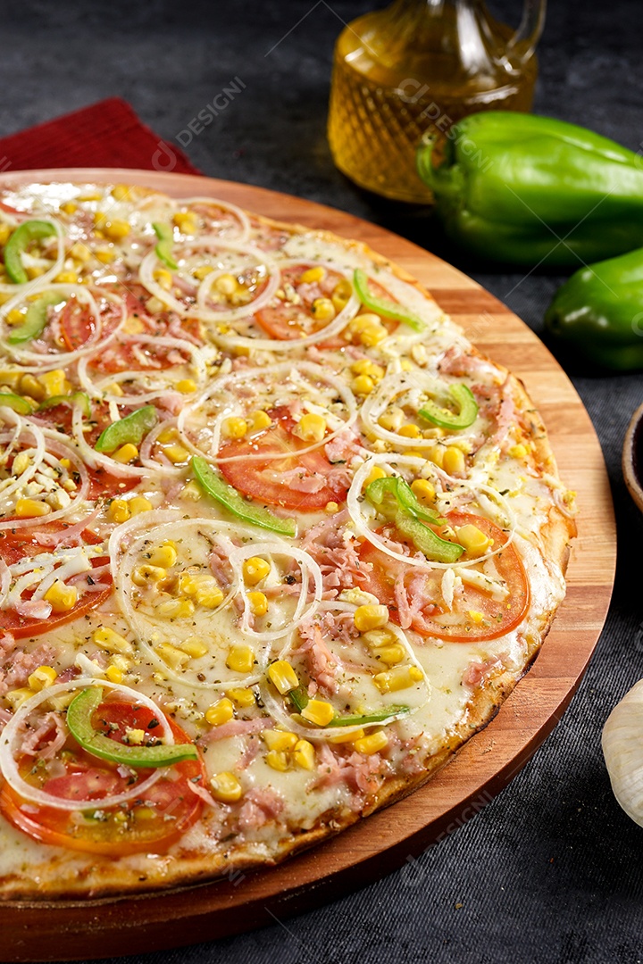Deliciosa pizza sobre a mesa
