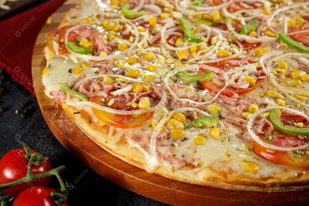 Deliciosa pizza sobre a mesa