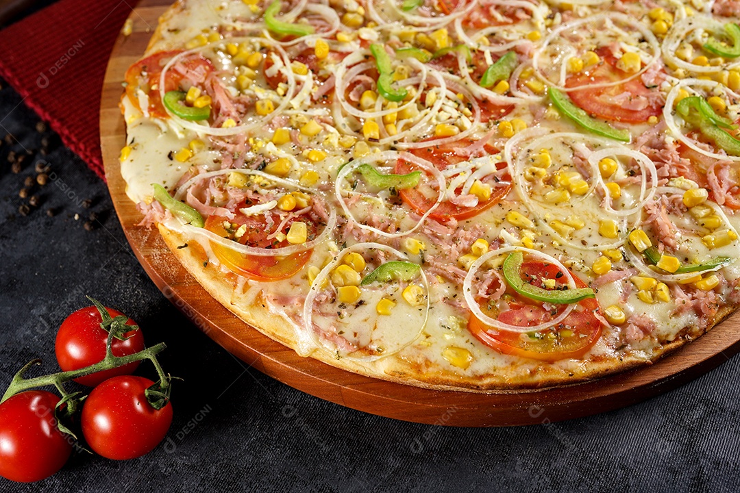 Deliciosa pizza sobre a mesa