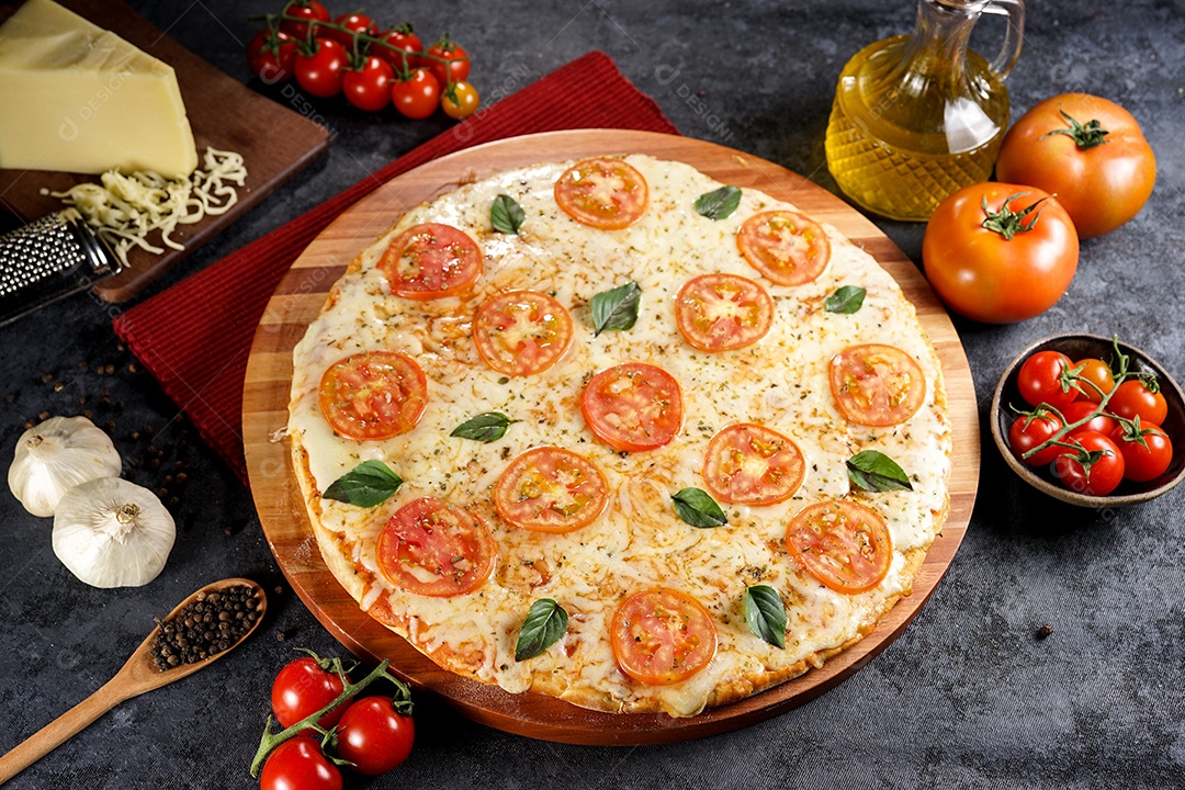 Deliciosa pizza sobre a mesa