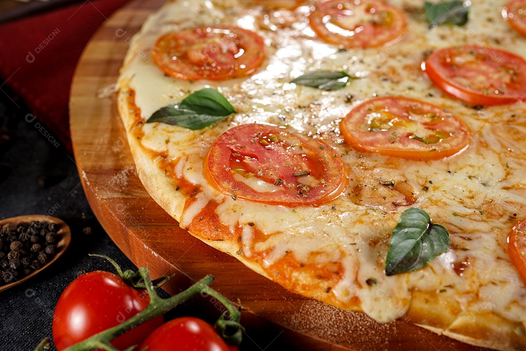 Deliciosa pizza sobre a mesa