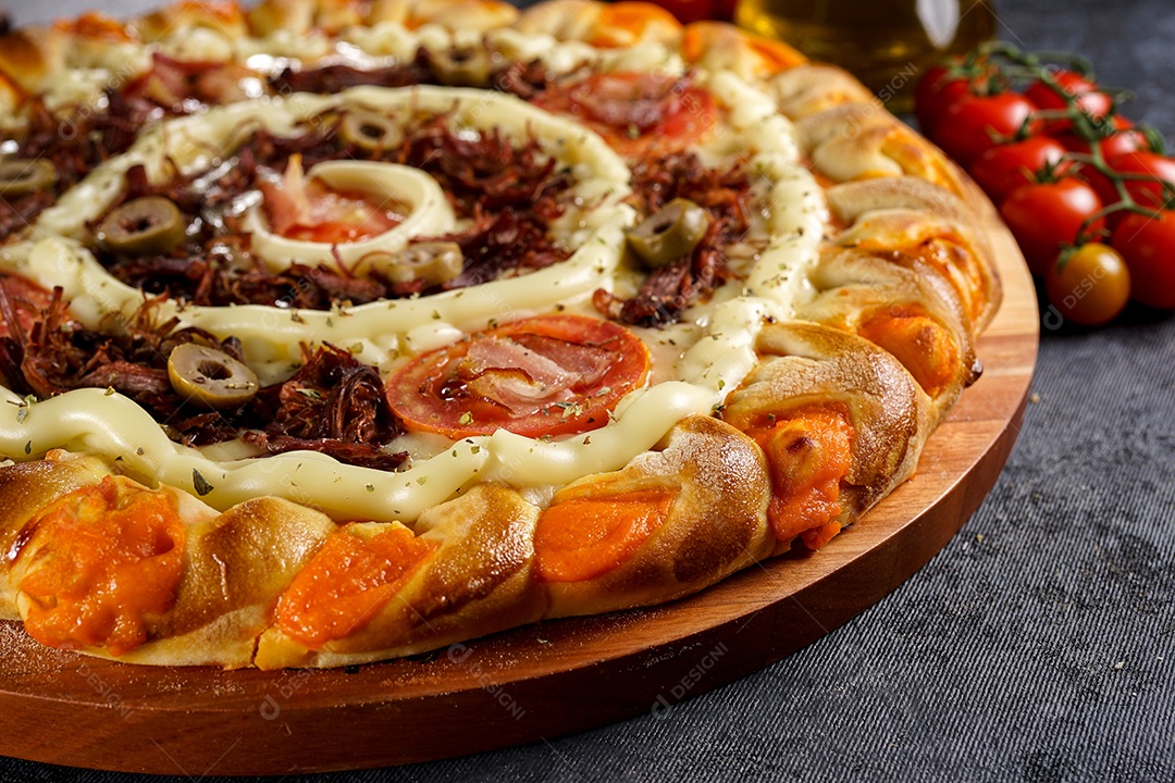 Deliciosa pizza sobre a mesa