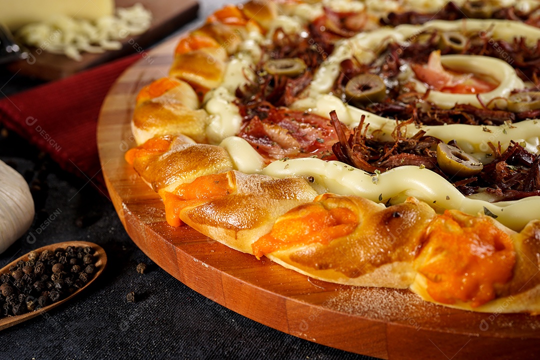 Deliciosa pizza sobre a mesa