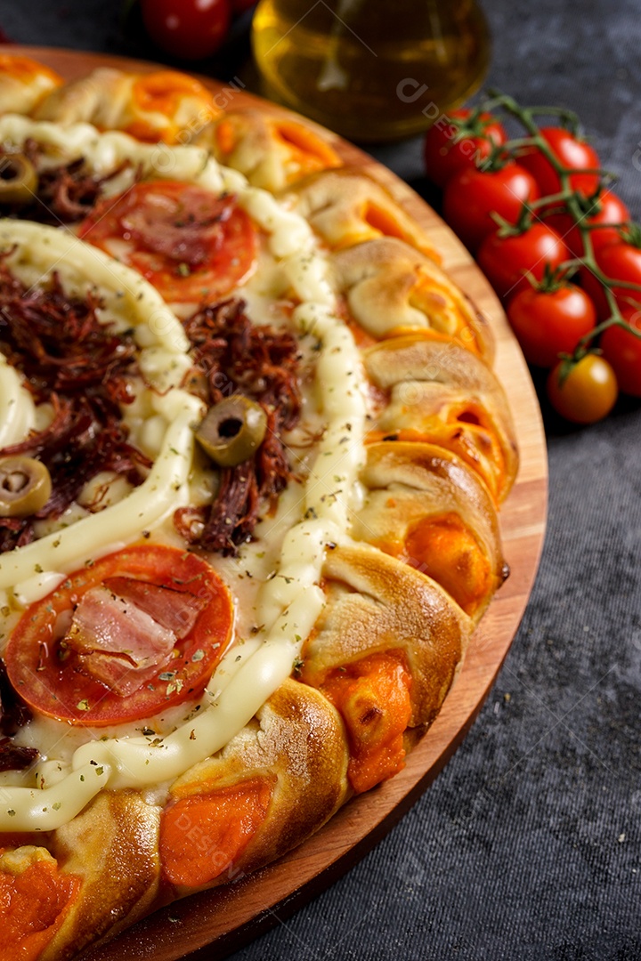 Deliciosa pizza sobre a mesa