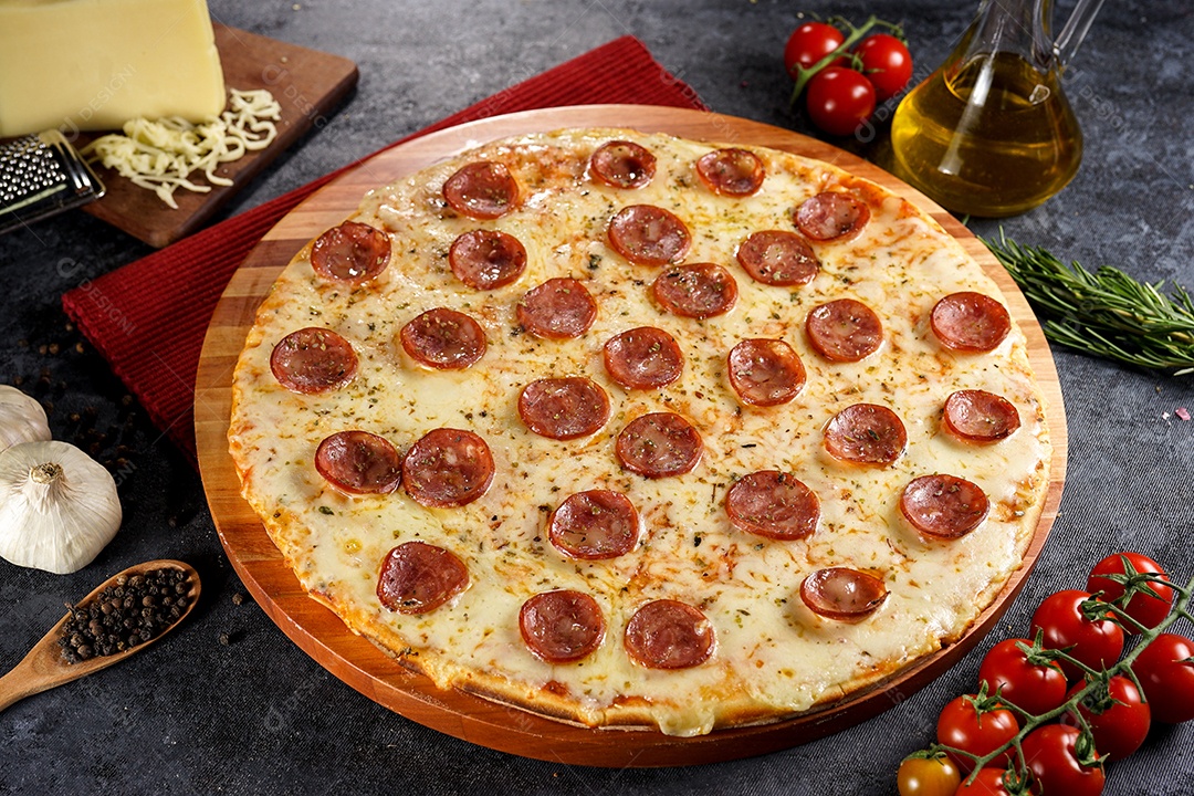 Deliciosa pizza sobre a mesa