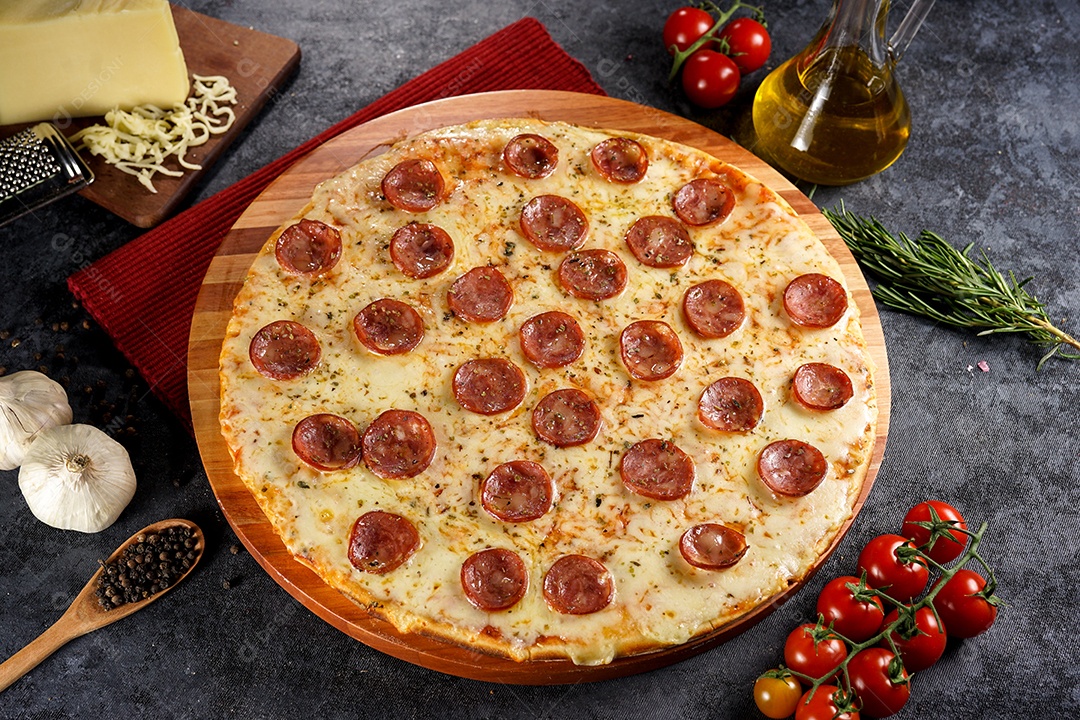 Deliciosa pizza sobre a mesa