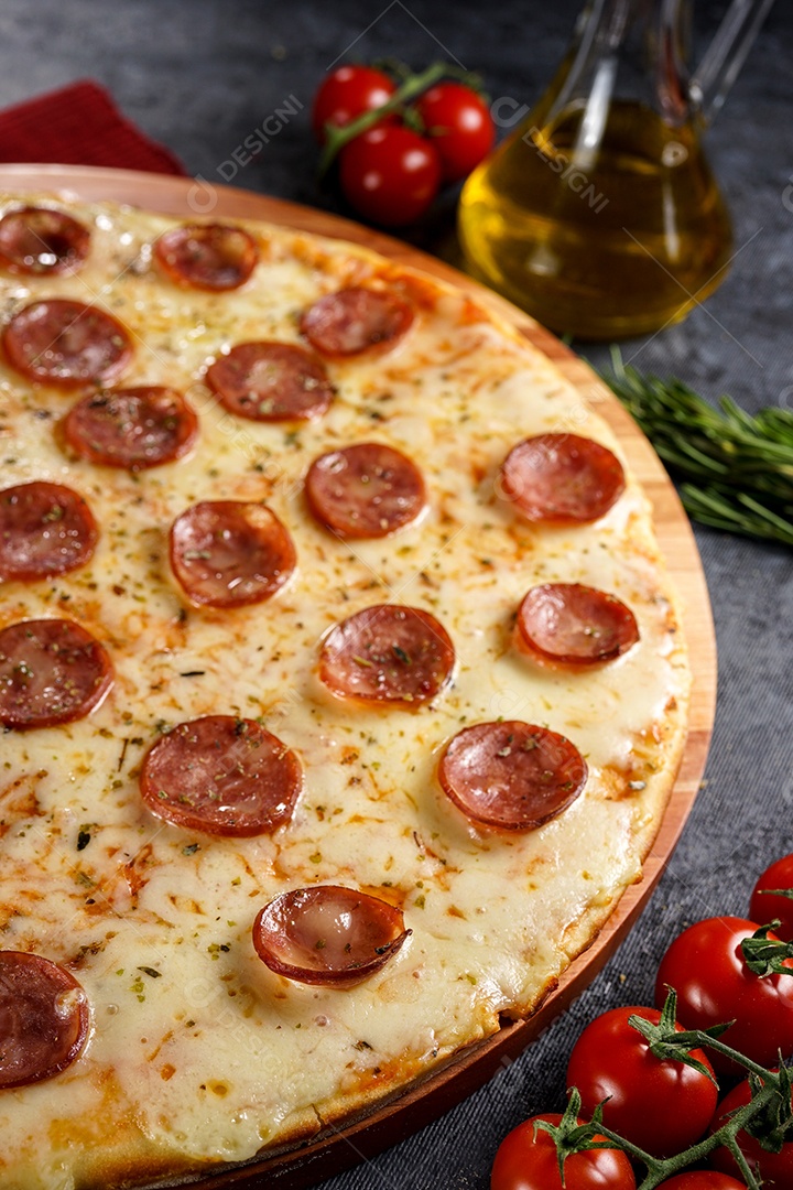 Deliciosa pizza sobre a mesa