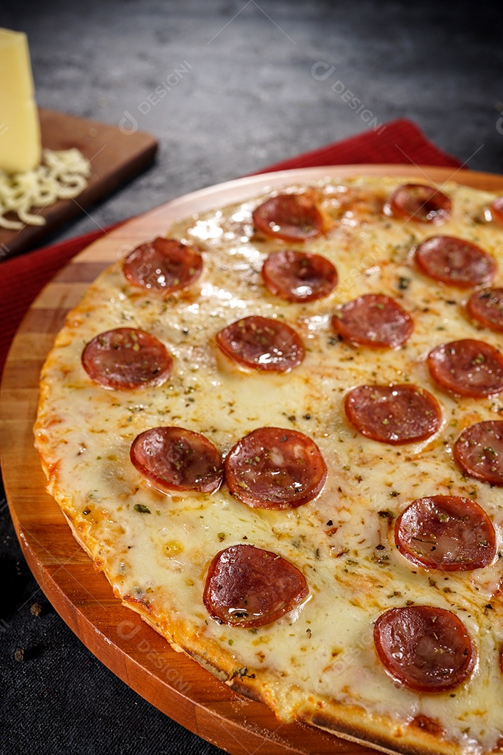 Deliciosa pizza sobre a mesa