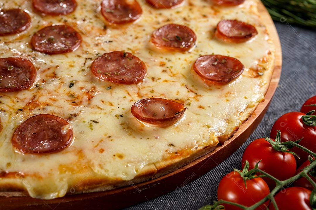Deliciosa pizza sobre a mesa