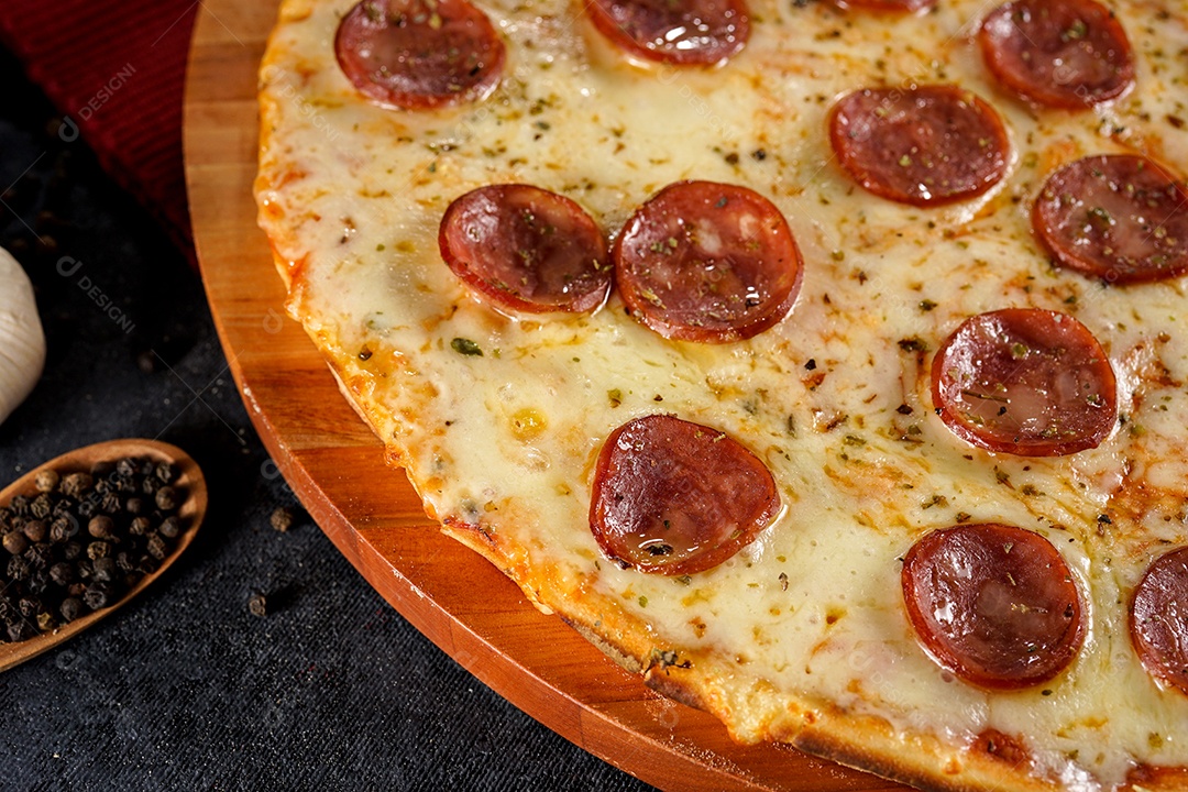 Deliciosa pizza sobre a mesa