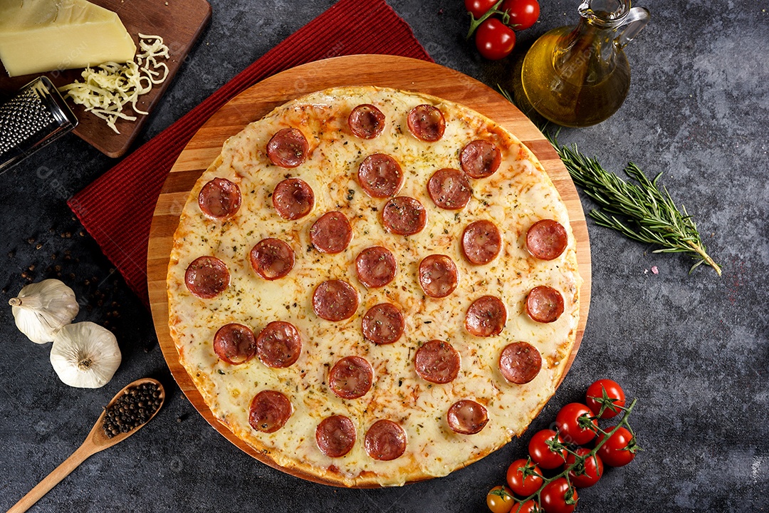 Deliciosa pizza sobre a mesa