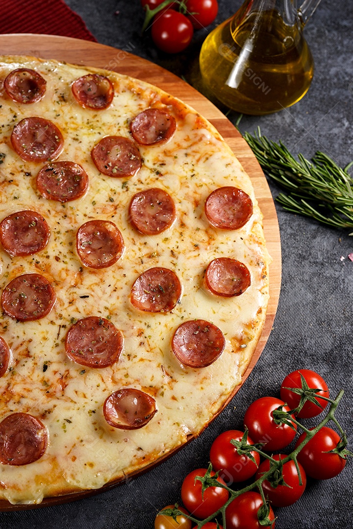 Deliciosa pizza sobre a mesa