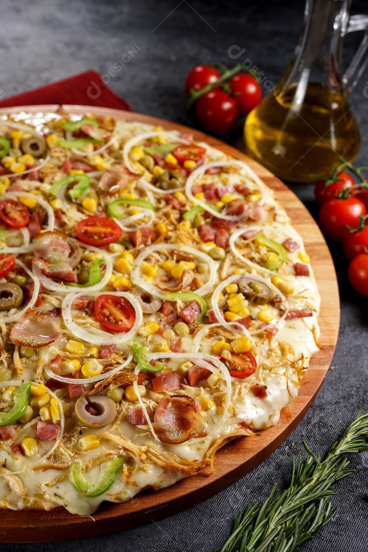Deliciosa pizza sobre a mesa