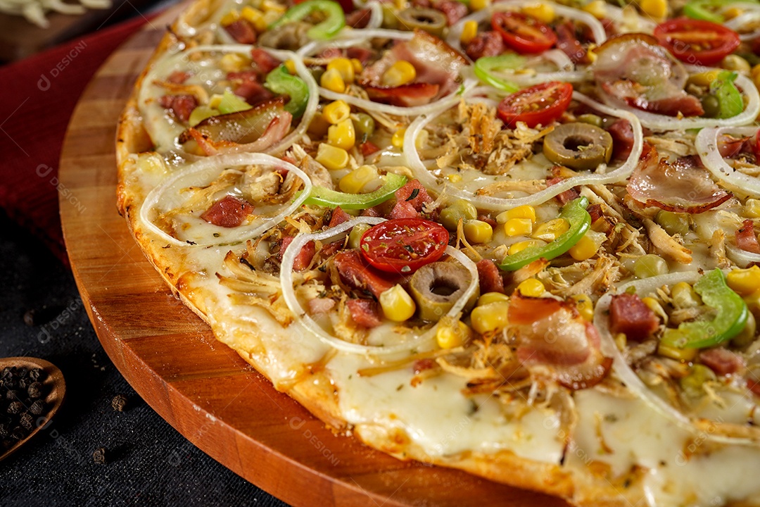 Deliciosa pizza sobre a mesa